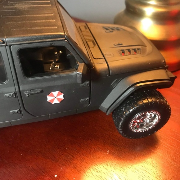 1:24 custom jeep gladiator raccoon city umbrella corporation - Picture 5 of 5